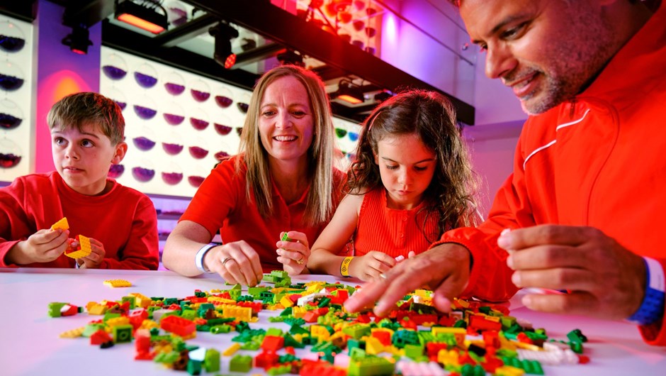 LEGO Masters Academy - aROUND the bricks we go