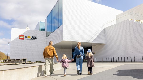 Start jeres planlægning af besøget i LEGO House her.