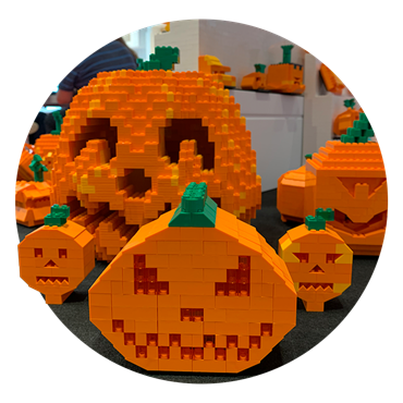 LEGO Kürbisse bauen im Creative Lab