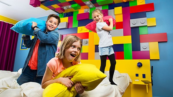 Wenn Sie sich für das 4-Sterne-Hotel LEGOLAND® entscheiden, übernachten Sie mitten im LEGOLAND Park.