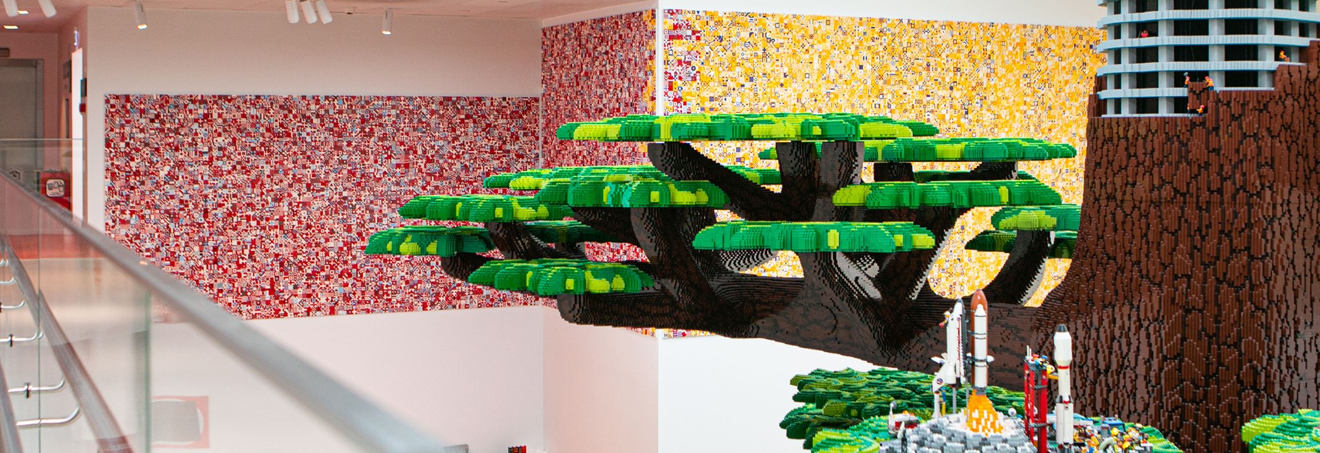Ein gigantisches LEGO® DOTS Kunstwerk ist in LEGO House ausgestellt. 