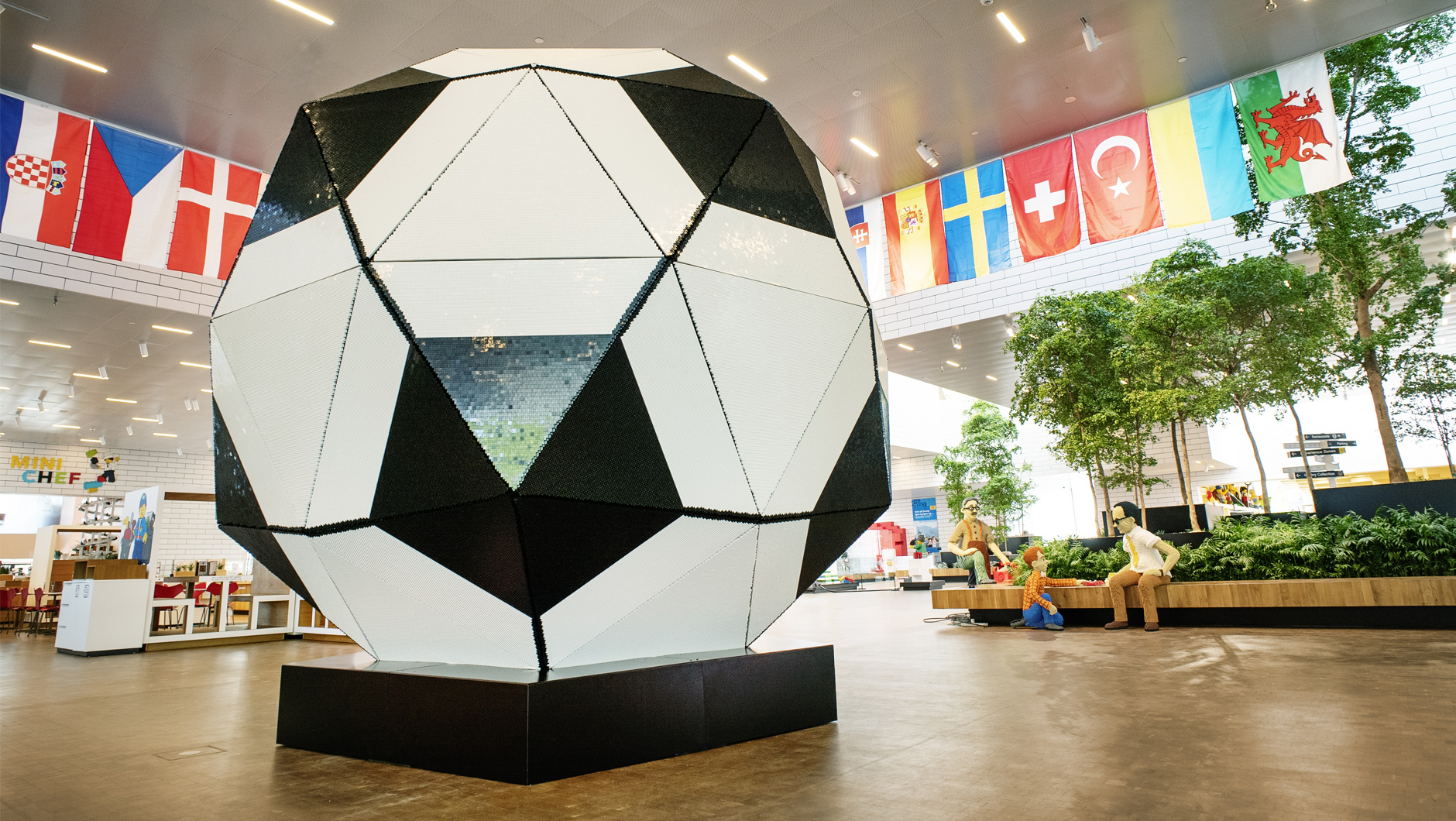 Blænding Gør livet skud LEGO® House - World's biggest LEGO football